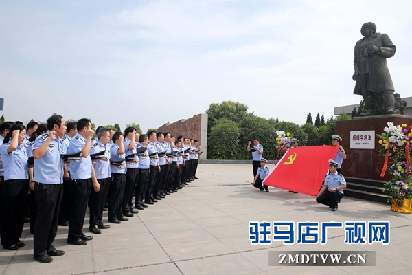 7月一日上午，市公安局黨員民警在楊靖宇紀念館楊靖宇將軍銅像前，面對黨旗重溫黨的誓詞.JPG