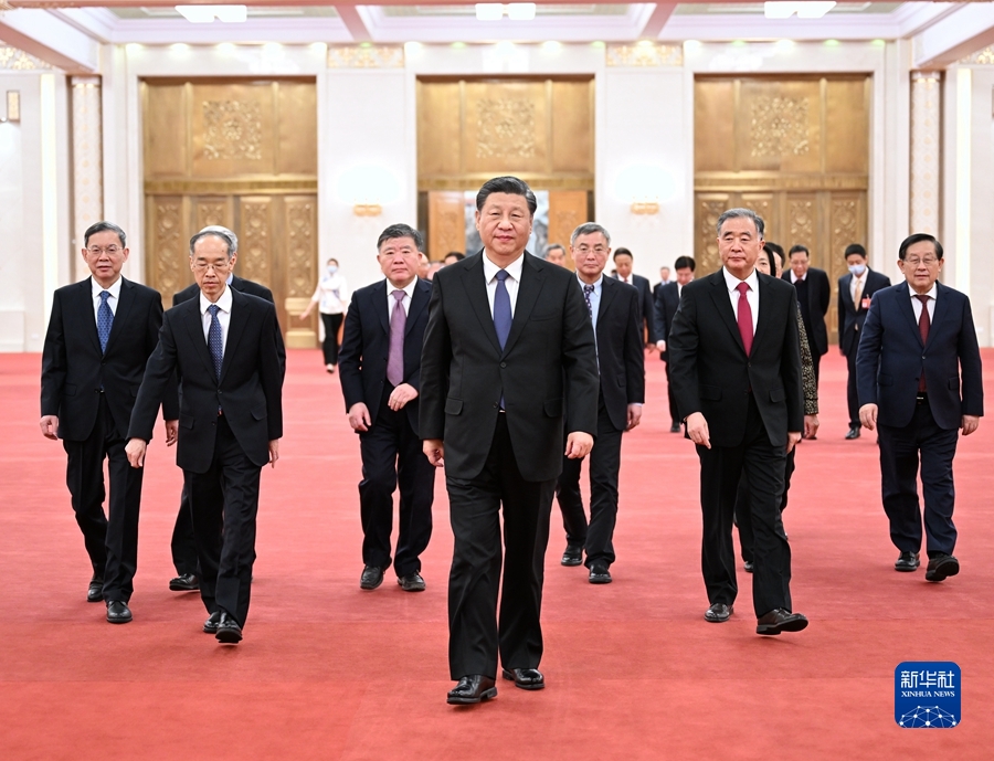 習(xí)近平同黨外人士共迎新春 代表中共中央，向各民主黨派、工商聯(lián)和無(wú)黨派人士，向統(tǒng)一戰(zhàn)線廣大成員，致以誠(chéng)摯的問候和新春的祝福 汪洋韓正出席