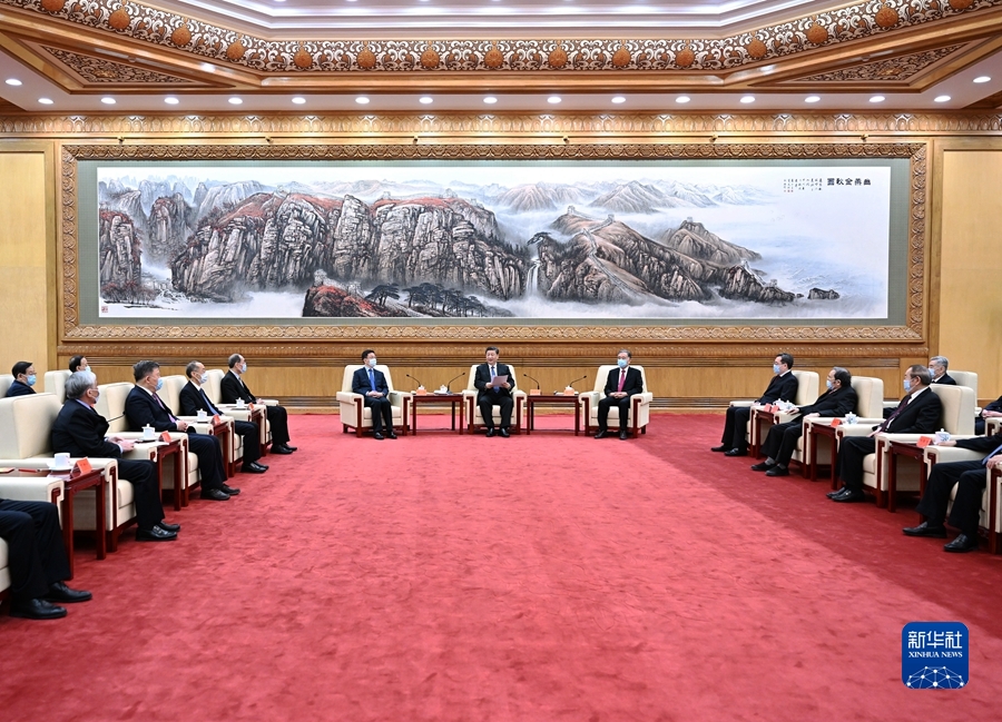 習(xí)近平同黨外人士共迎新春 代表中共中央，向各民主黨派、工商聯(lián)和無(wú)黨派人士，向統(tǒng)一戰(zhàn)線廣大成員，致以誠(chéng)摯的問候和新春的祝福 汪洋韓正出席