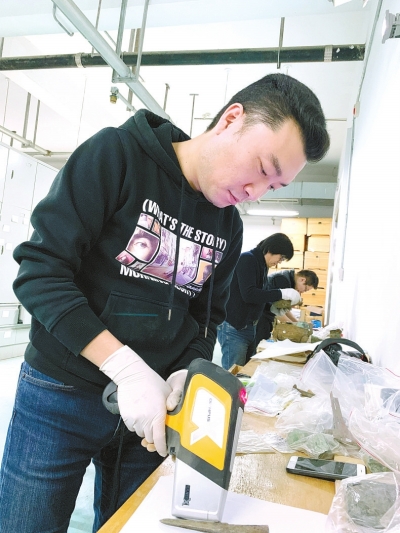 亮相春晚的青銅大面具，背后有咱河南文物修復(fù)師的努力