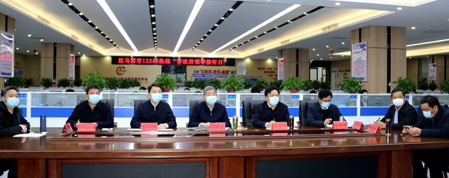 劉曉文現(xiàn)場接聽市12345政務(wù)服務(wù)熱線