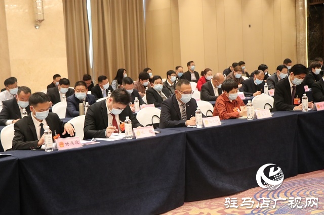 市領(lǐng)導(dǎo)與人大代表共同審議政府工作報告