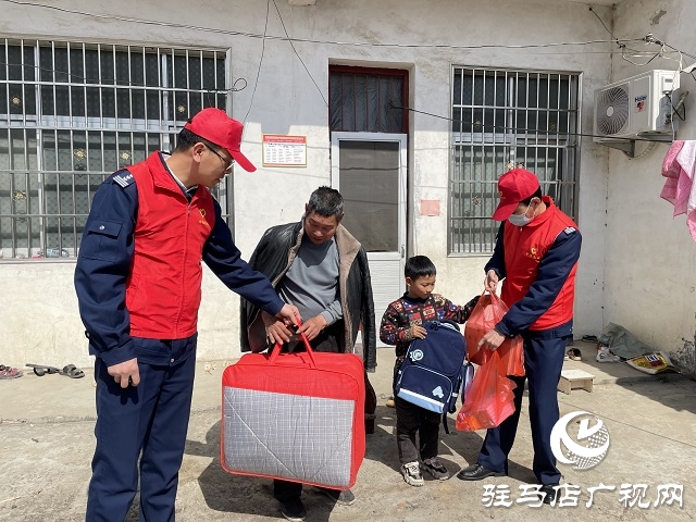 弘揚雷鋒精神 關(guān)愛留守兒童