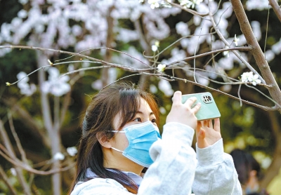 一口痰就能傳染新冠，市民該咋辦？鄭州疾控：外出盡量全程戴口罩