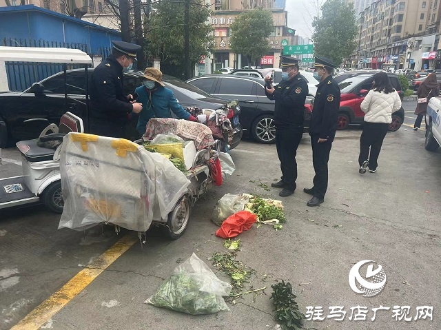 駐馬店市開發(fā)區(qū)城管局嚴(yán)格規(guī)范市容秩序 占道經(jīng)營(yíng)“零容忍”