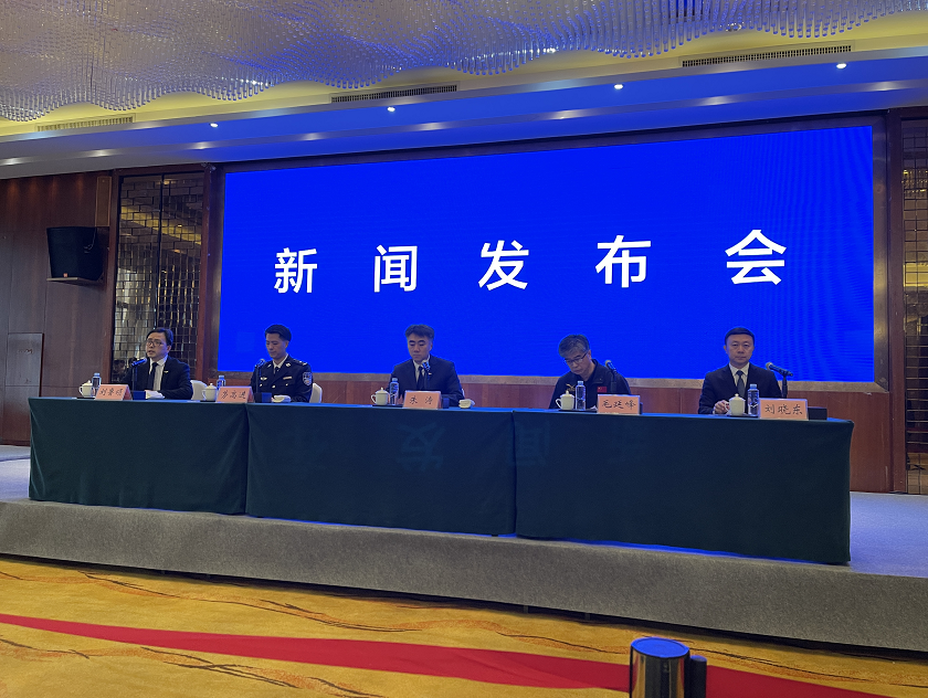 最新通報(bào)：發(fā)現(xiàn)、提取現(xiàn)場(chǎng)指紋檢材18份、遺物101件