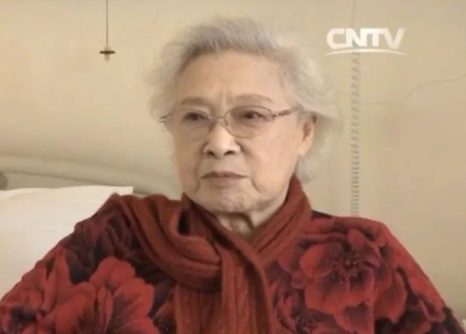 她是壽高百歲的“中國最美女性”，卻為何甘于跑龍?zhí)祝?></a></p>
		                <div   id="1vlzhd5"   class=