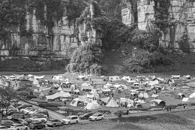 大眾露營持續(xù)火爆 規(guī)范指引亟待“補位”