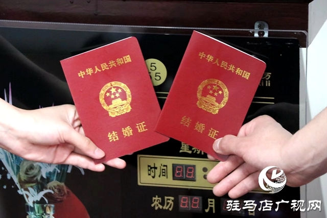  “520”我們結(jié)婚了！新人扎堆領(lǐng)證結(jié)連理