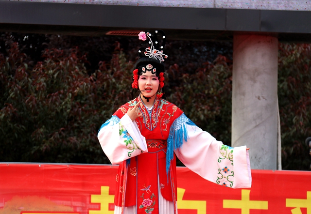 駐馬店市實(shí)驗(yàn)中學(xué)校園文化藝術(shù)節(jié)開(kāi)幕 文藝匯演盡展師生風(fēng)采