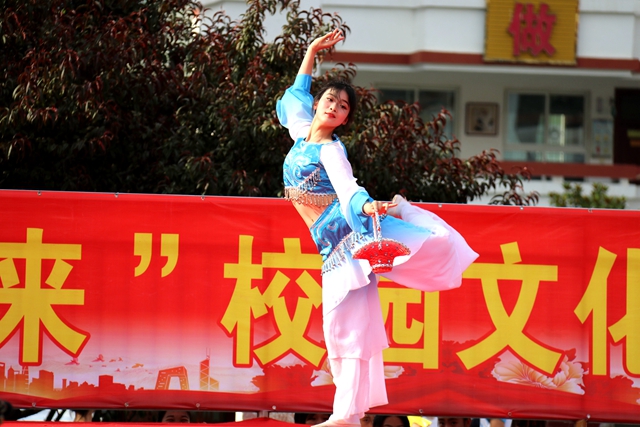 駐馬店市實(shí)驗(yàn)中學(xué)校園文化藝術(shù)節(jié)開(kāi)幕 文藝匯演盡展師生風(fēng)采