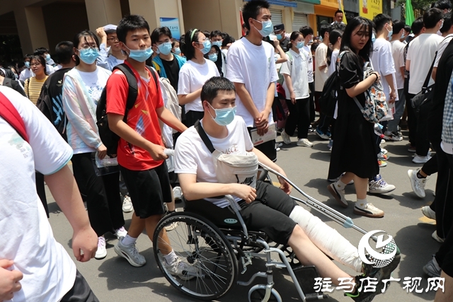 高考第一場(chǎng)結(jié)束了！看孩子們信心滿(mǎn)滿(mǎn)走出考場(chǎng)