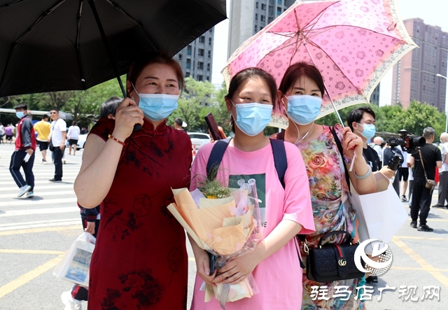 高考第一場(chǎng)結(jié)束了！看孩子們信心滿(mǎn)滿(mǎn)走出考場(chǎng)
