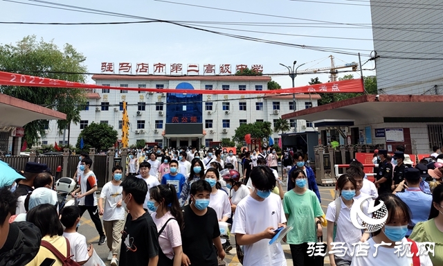 高考第一場(chǎng)結(jié)束了！看孩子們信心滿(mǎn)滿(mǎn)走出考場(chǎng)