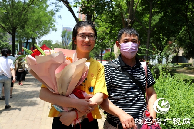 高考第一場(chǎng)結(jié)束了！看孩子們信心滿(mǎn)滿(mǎn)走出考場(chǎng)