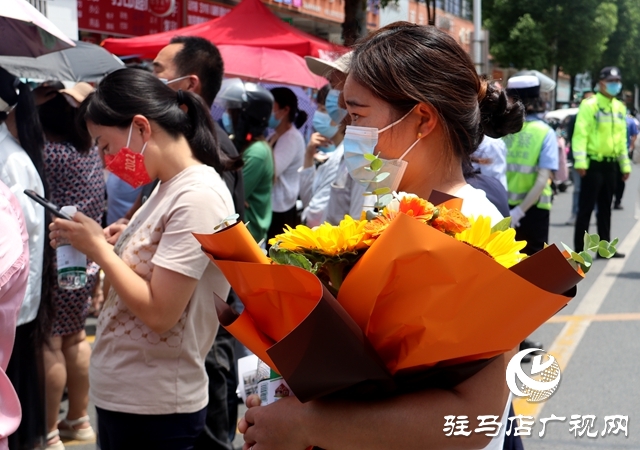 高考第一場(chǎng)結(jié)束了！看孩子們信心滿(mǎn)滿(mǎn)走出考場(chǎng)