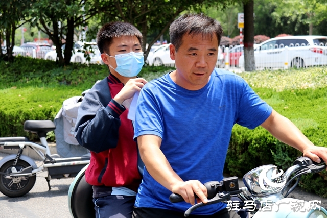 高考第一場(chǎng)結(jié)束了！看孩子們信心滿(mǎn)滿(mǎn)走出考場(chǎng)