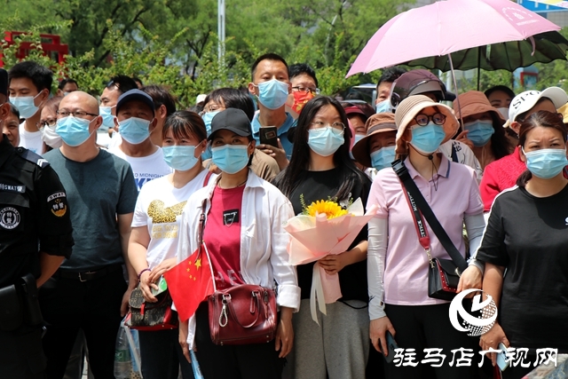 高考第一場(chǎng)結(jié)束了！看孩子們信心滿(mǎn)滿(mǎn)走出考場(chǎng)