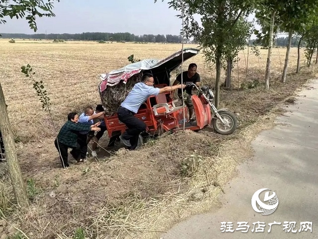平輿縣：老人三輪車意外墜溝 民警及時(shí)救助