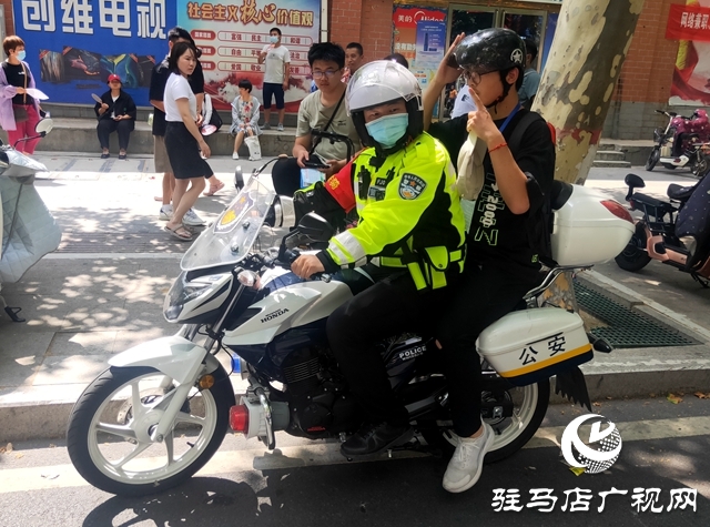 家長送考途中發(fā)生事故 驛城交警送考生準(zhǔn)時(shí)赴考