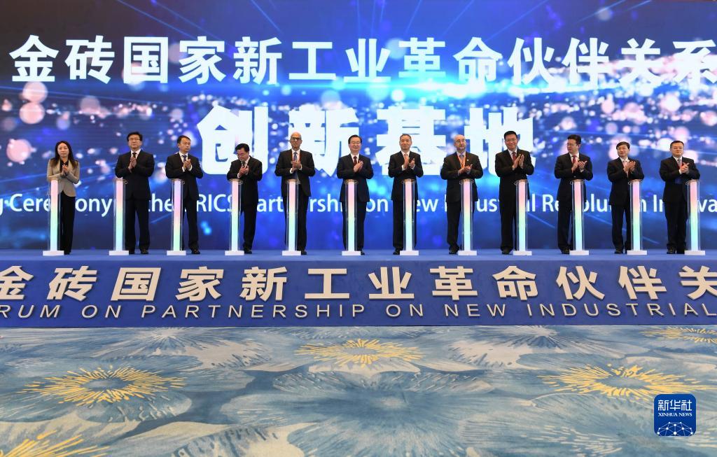 攜手合作 開創(chuàng)未來——習(xí)近平主席引領(lǐng)金磚國家合作、推動(dòng)全球發(fā)展述評(píng)