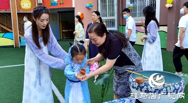 駐馬店市實驗幼兒園舉辦國學(xué)風(fēng)畢業(yè)典禮
