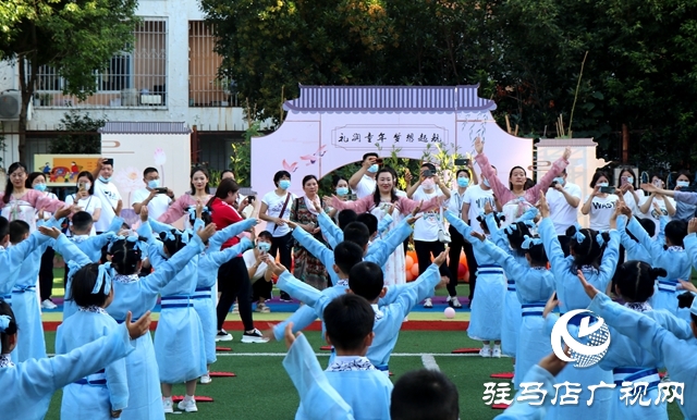 駐馬店市實驗幼兒園舉辦國學(xué)風(fēng)畢業(yè)典禮