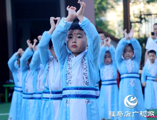 駐馬店市實驗幼兒園舉辦國學(xué)風(fēng)畢業(yè)典禮