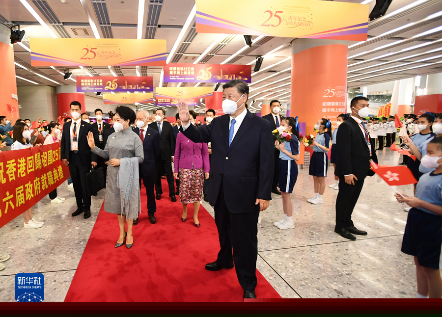 出席慶祝香港回歸祖國25周年大會暨香港特別行政區(qū)第六屆政府就職典禮并對香港進(jìn)行視察 習(xí)近平抵達(dá)香港 香港特別行政區(qū)行政長官林鄭月娥等前往高鐵西九龍站迎接