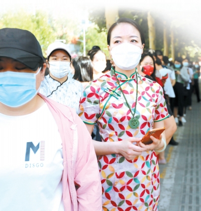 不浪費(fèi)1分、幫孩子“撿漏”……付費(fèi)高考志愿填報(bào)服務(wù)背后暗藏什么玄機(jī)？