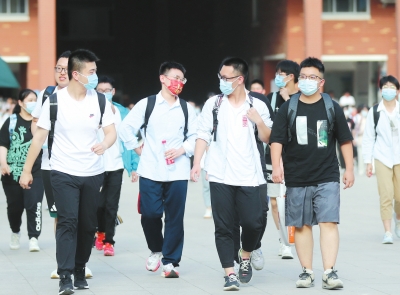 不浪費(fèi)1分、幫孩子“撿漏”……付費(fèi)高考志愿填報(bào)服務(wù)背后暗藏什么玄機(jī)？