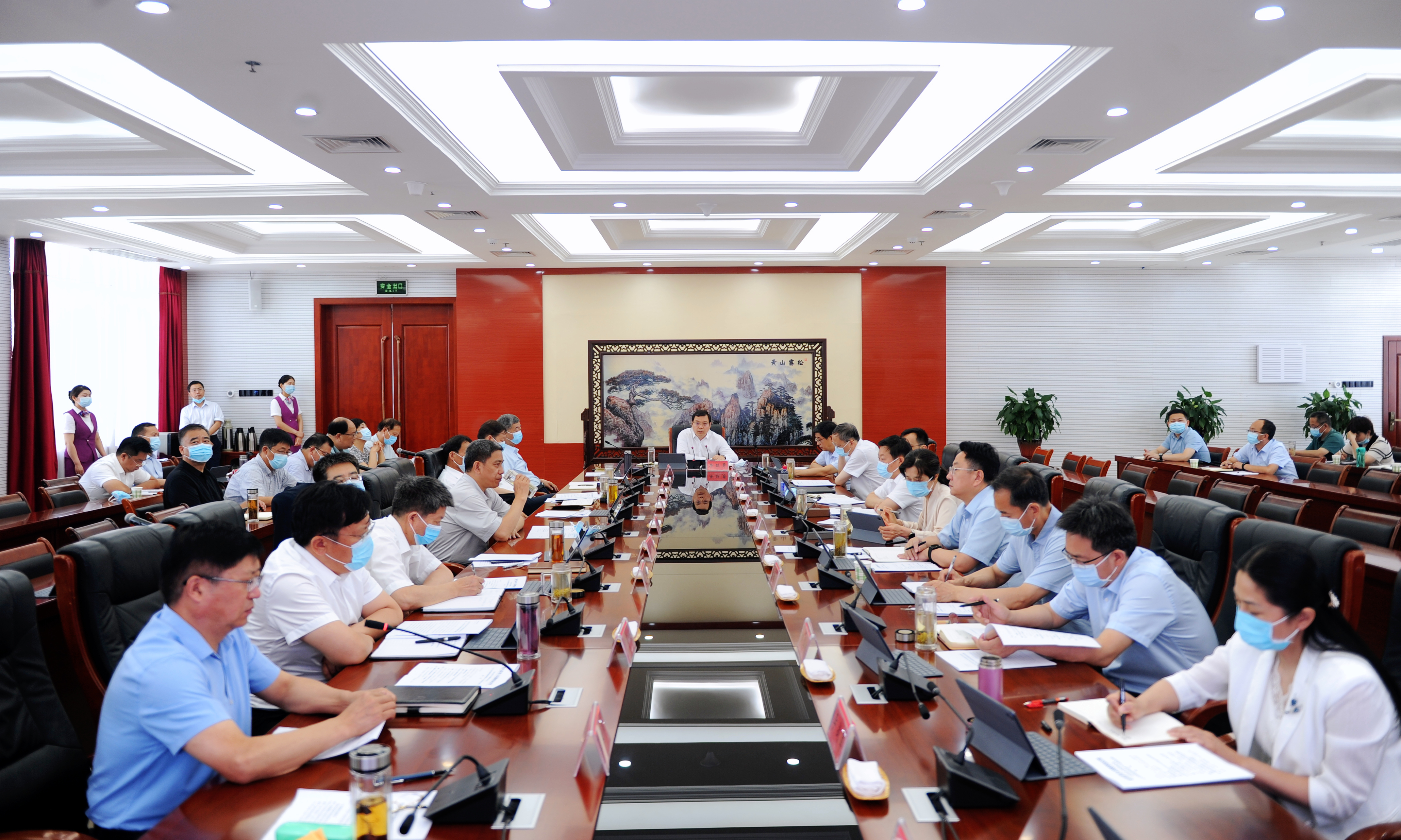 李躍勇主持召開市政府常務(wù)會(huì)議