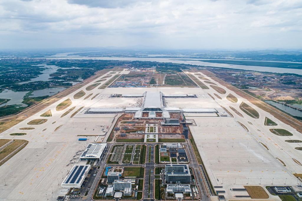 蓄勢起航暢通“天空之路”——我國首個(gè)專業(yè)貨運(yùn)樞紐機(jī)場正式投運(yùn)