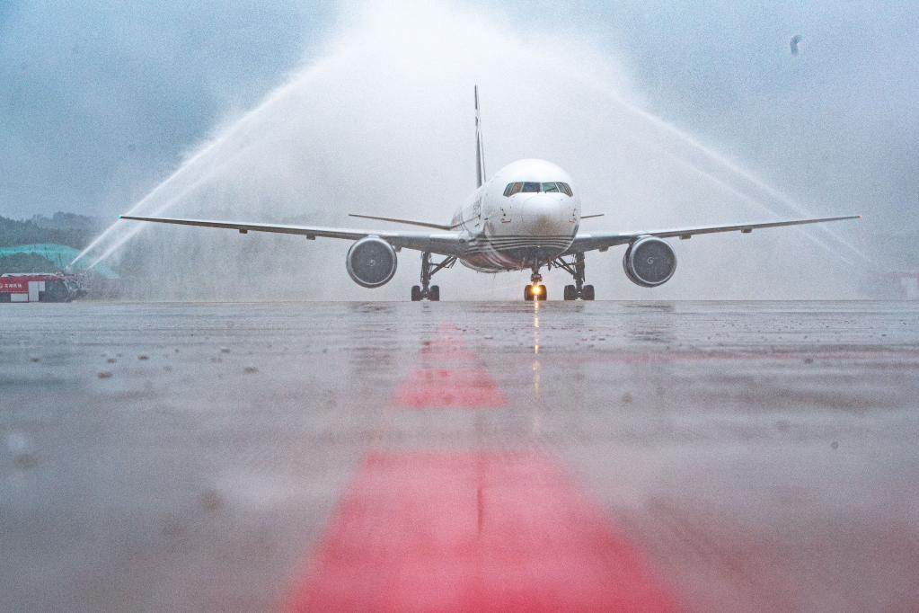 蓄勢起航暢通“天空之路”——我國首個(gè)專業(yè)貨運(yùn)樞紐機(jī)場正式投運(yùn)
