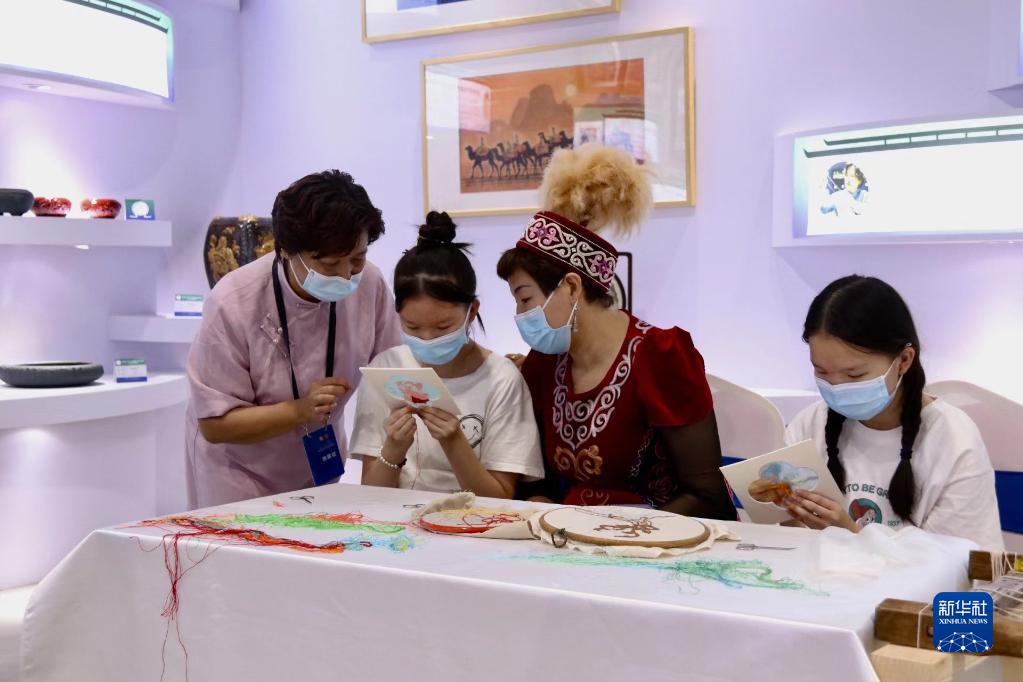 2022年“新疆是個(gè)好地方”對(duì)口援疆19省市非遺展在疆開(kāi)幕
