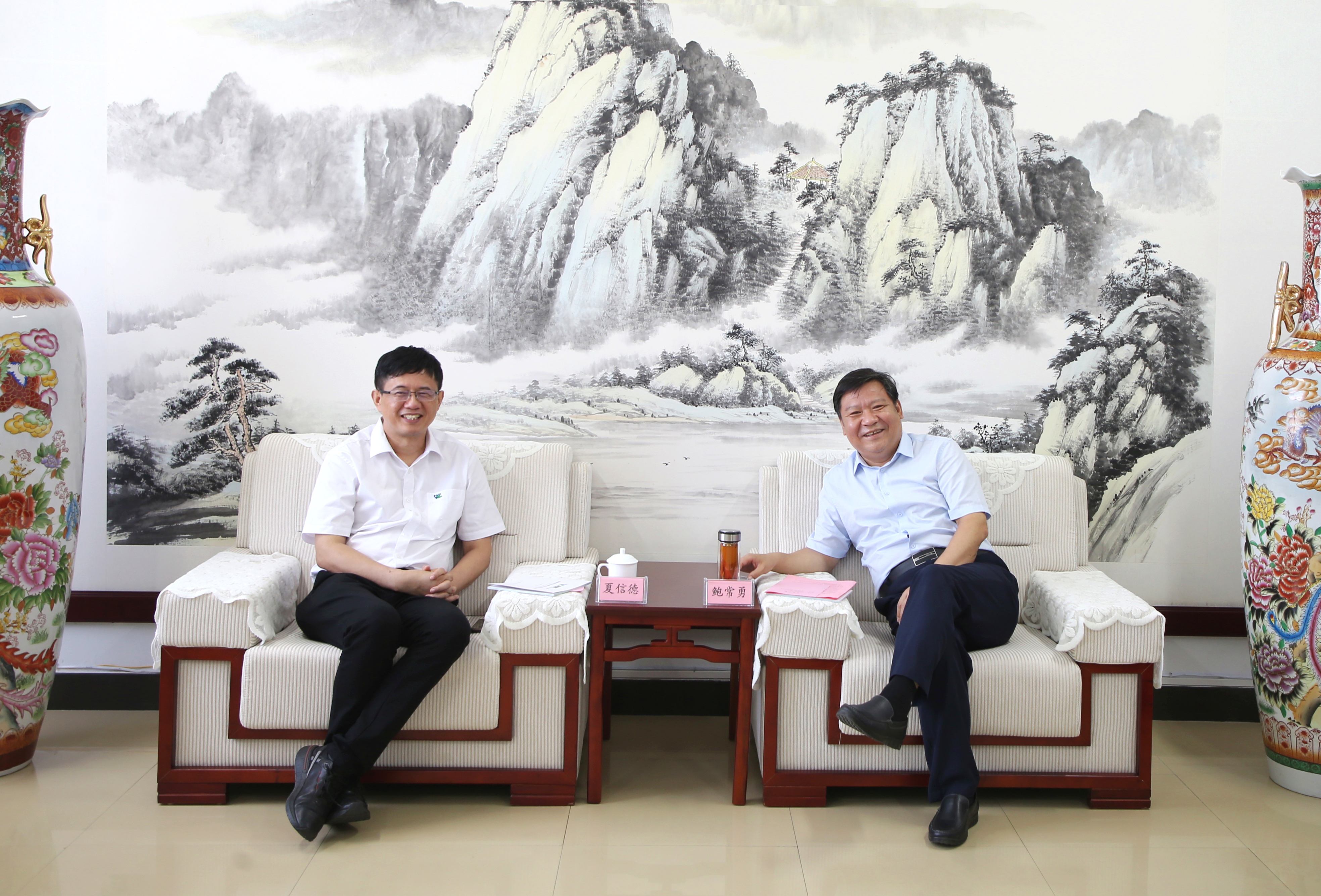 鮑常勇會(huì)見鵬輝能源董事長夏信德