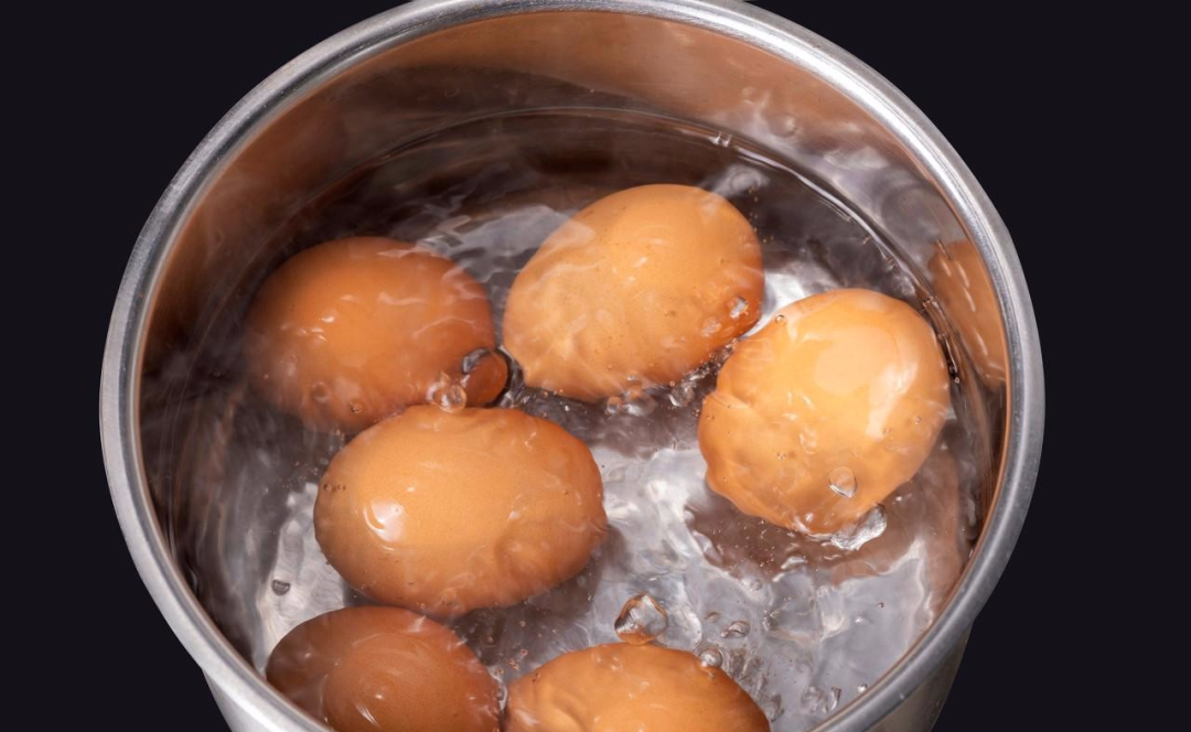 煮雞蛋：冷水、熱水下鍋都不對(duì)，牢記這3點(diǎn)，雞蛋輕輕一碰就脫殼