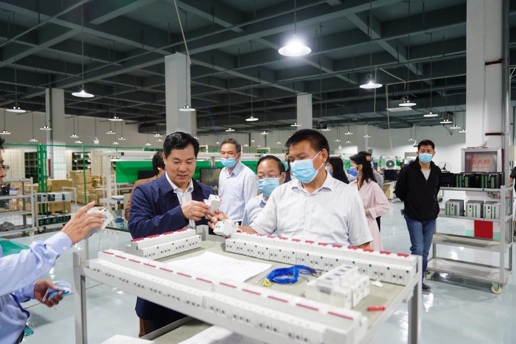 駐馬店職業(yè)技術(shù)學(xué)院考察團(tuán)深入調(diào)研科技產(chǎn)業(yè)學(xué)院暨河南省黃淮實(shí)驗(yàn)室建設(shè)情況