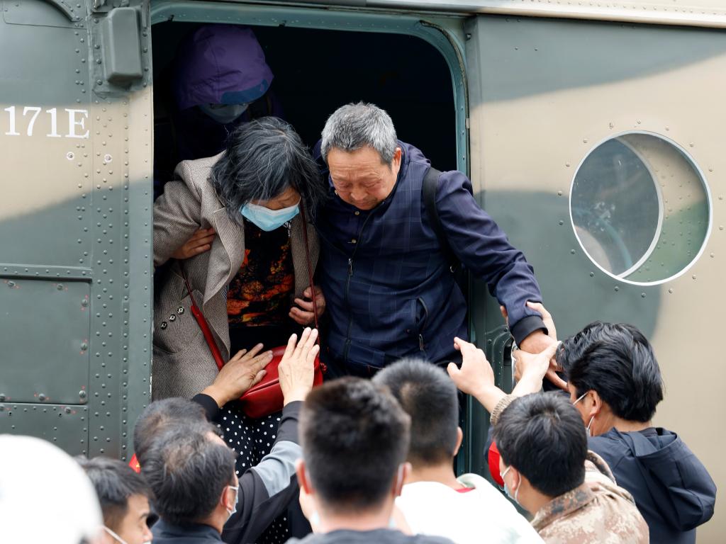 四川瀘定地震72小時救援實錄 震區(qū)村莊見聞
