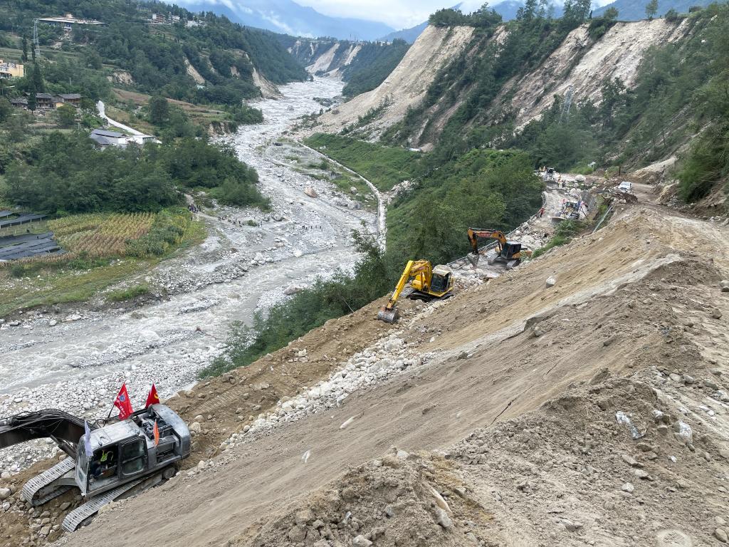 四川瀘定地震72小時救援實錄 震區(qū)村莊見聞
