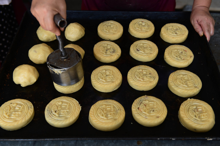 各地開展行動遏制“天價”月餅 線上線下一體監(jiān)管