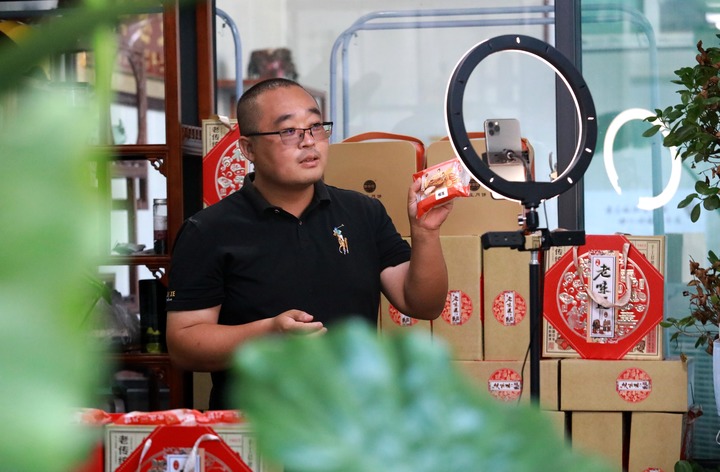 各地開展行動遏制“天價”月餅 線上線下一體監(jiān)管