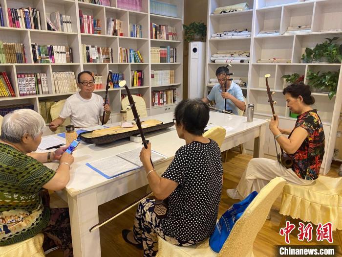 “銀發(fā)浪潮”席卷中國，我們?nèi)绾螒?yīng)對(duì)老齡化？