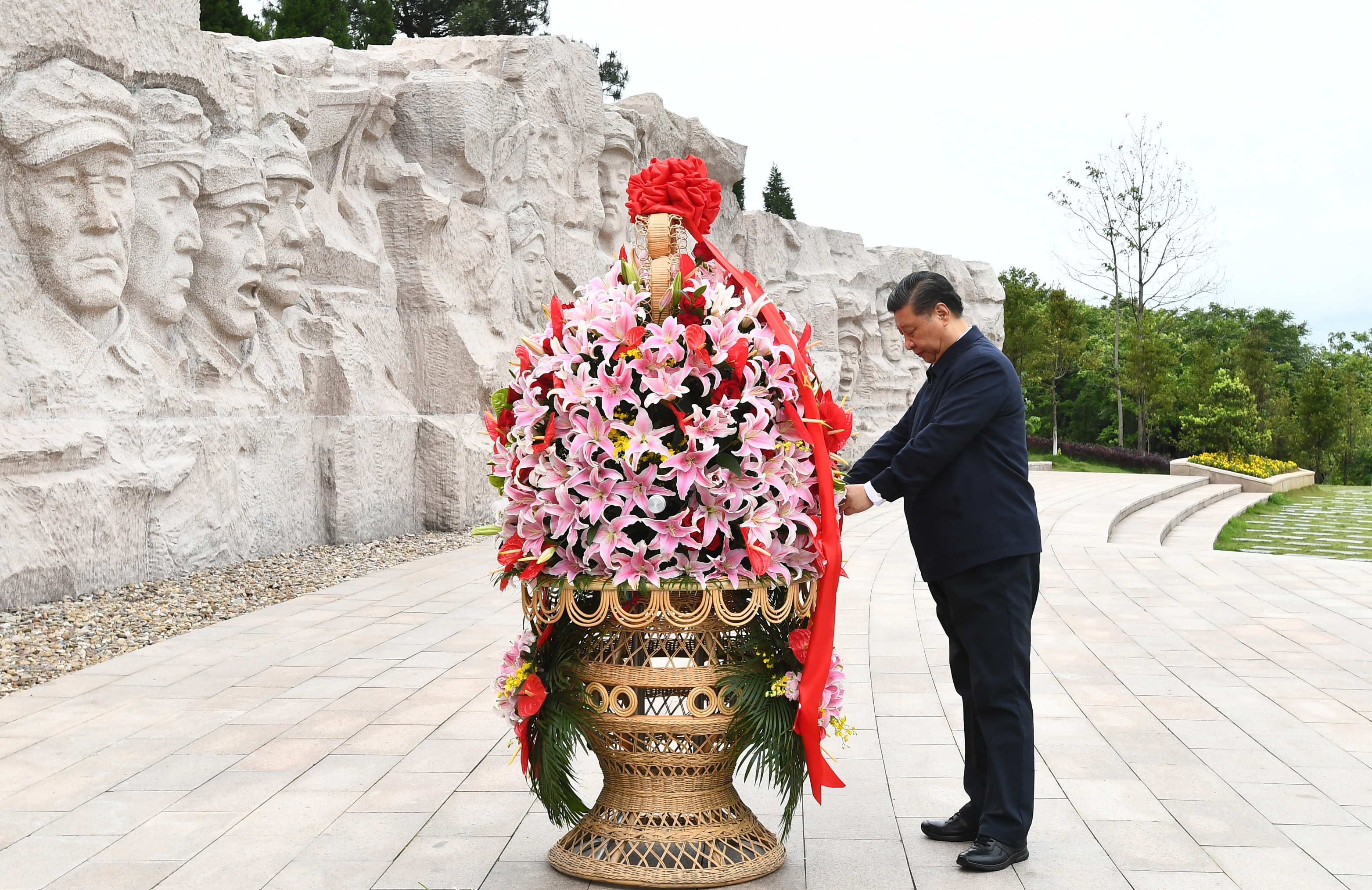 今天，我們跟隨習近平總書記一起致敬英雄！