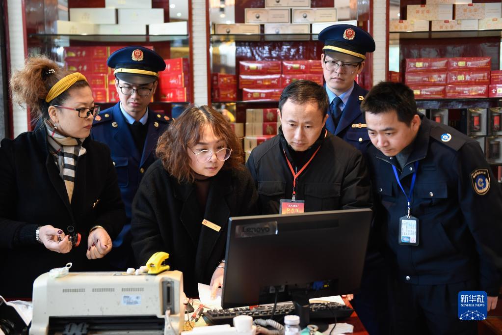咬定青山不放松——黨的十九大以來以習(xí)近平同志為核心的黨中央貫徹執(zhí)行中央八項(xiàng)規(guī)定、推進(jìn)作風(fēng)建設(shè)綜述