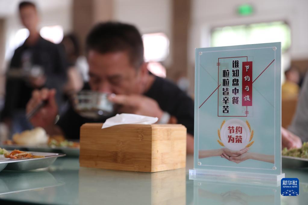 咬定青山不放松——黨的十九大以來以習(xí)近平同志為核心的黨中央貫徹執(zhí)行中央八項(xiàng)規(guī)定、推進(jìn)作風(fēng)建設(shè)綜述