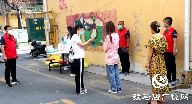 驛城區(qū)西園街道辦事處前王社區(qū)：黨員志愿者作表率 無(wú)私奉獻(xiàn)傳遞大愛
