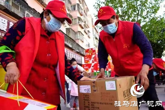 好人組團(tuán)獻(xiàn)愛(ài)心 接力傳遞“雷鋒精神”