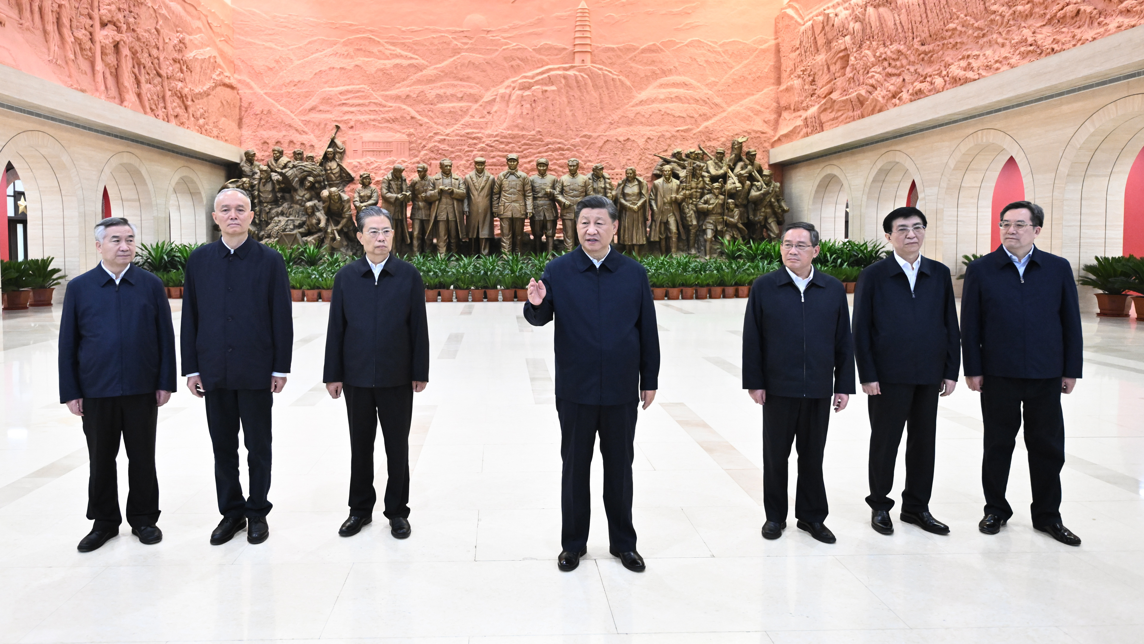 獨家視頻丨習近平帶領(lǐng)中共中央政治局常委赴陜西延安瞻仰延安革命紀念 地