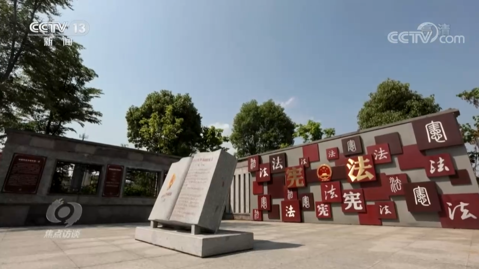 時(shí)政現(xiàn)場(chǎng)說丨紅旗引領(lǐng) 精神永在